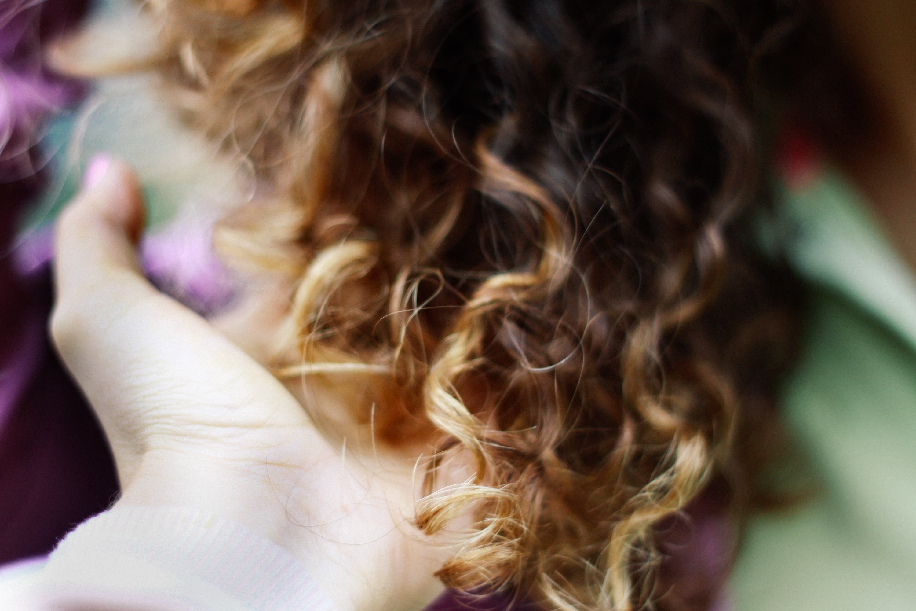 Eine Frau mit lockigen, braunen Haaren