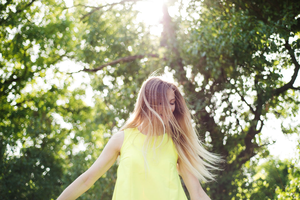 Eine junge Frau mit blonden Haaren im Sonnenlicht