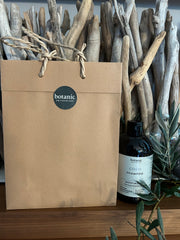 Eine Botanic Switzerland Geschenktüte steht auf einem Regal