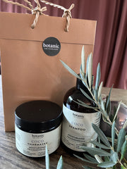 Eine Geschenktüte mit Botanic Switzerland Produkten