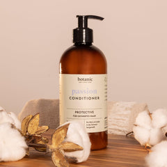 Botanic Switzerland Passion Conditioner neben Blumen