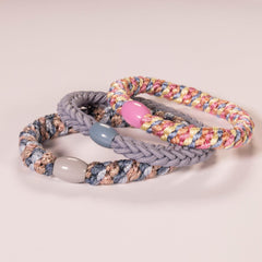 Mehrere Haargummis in rosa und pink