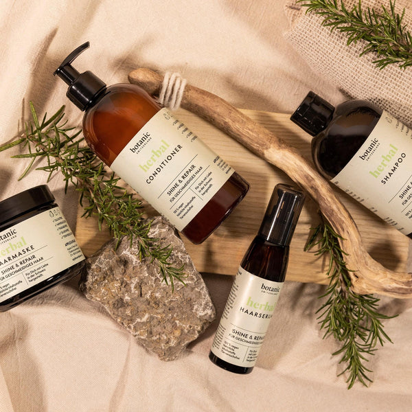 Botanic Switzerland Produktset Herbal neben Steinen und Kräutern und Holz