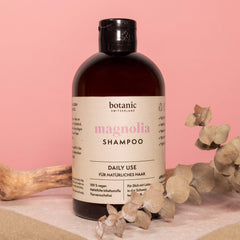 Botanic Switzerland Magnolia Shampoo vor einem rosa Hintergrund
